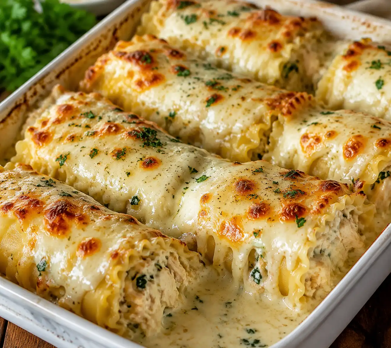 CHEESY CHICKEN ALFREDO LASAGNA ROLLS
