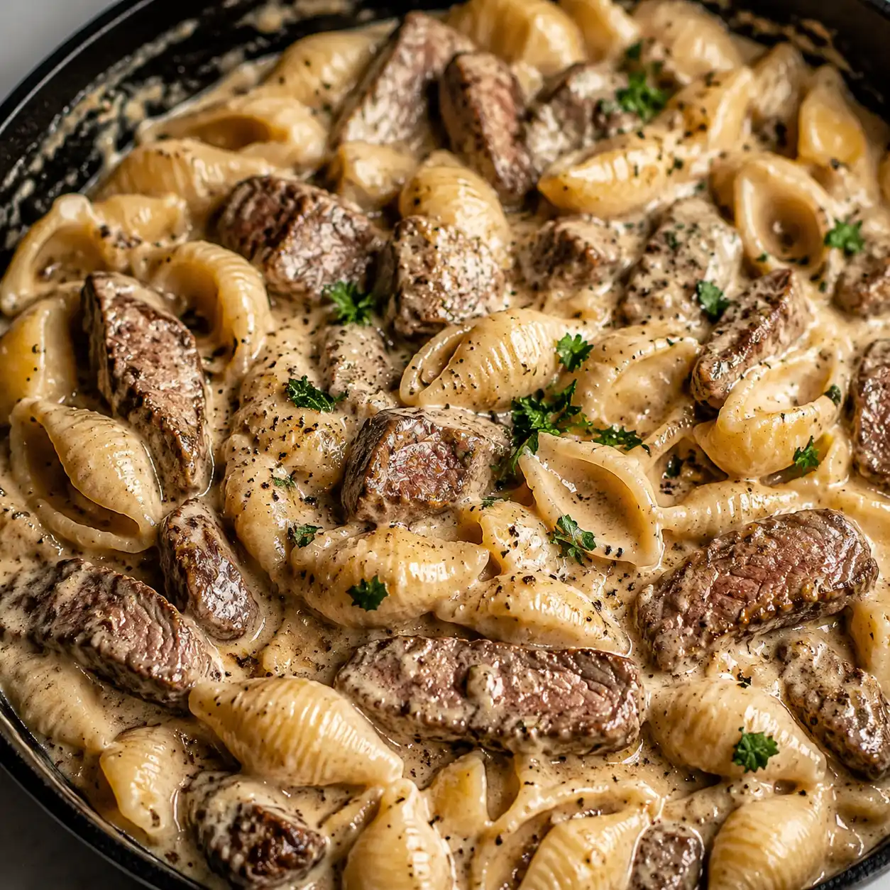 Creamy steak shells dish